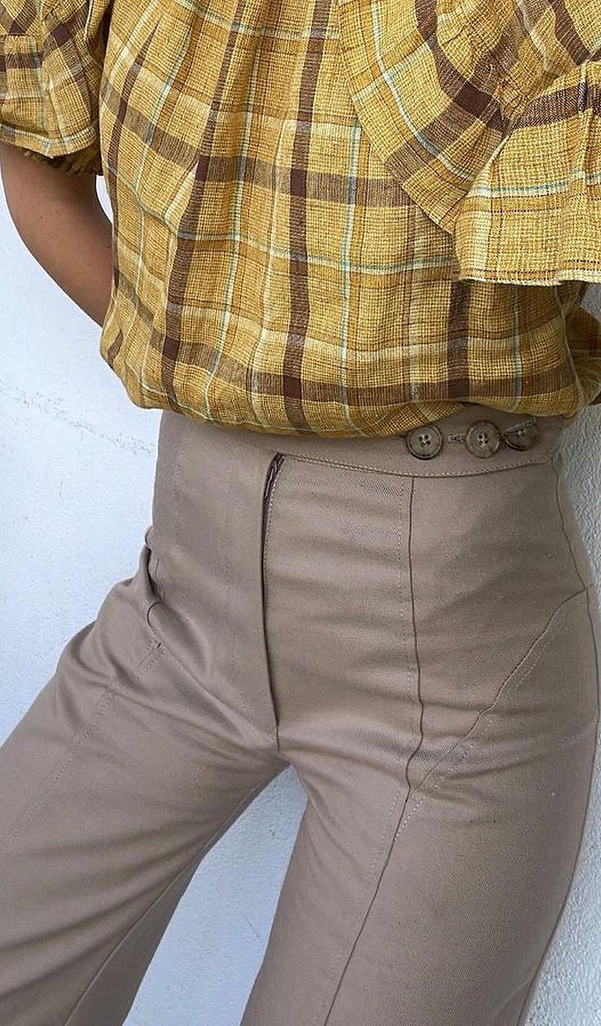 Pantalón beige sastre con cortes y cinturilla asimétrica superuesta