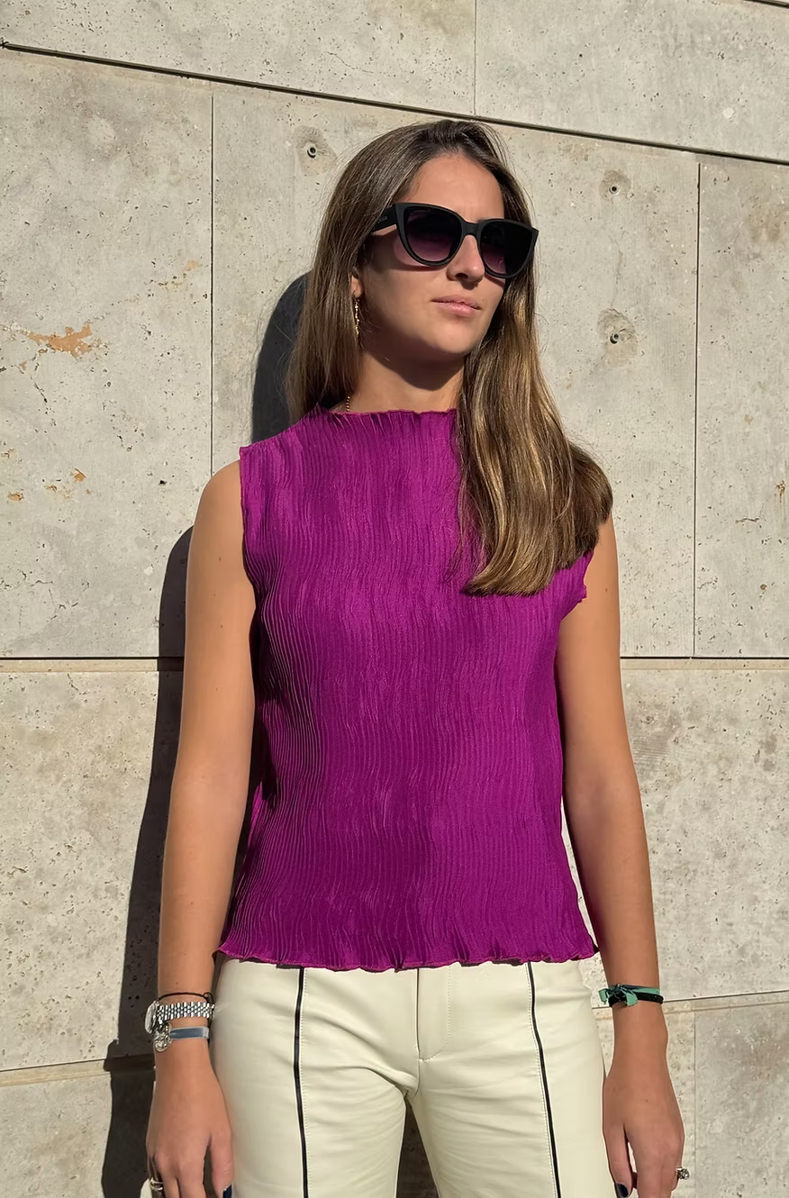 Top elástico plisado magenta con cuello perkins y sin mangas