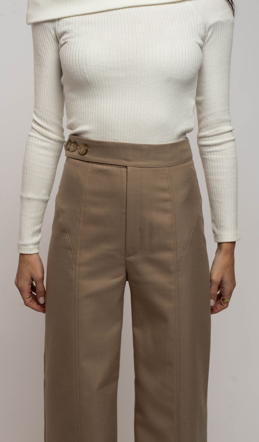 Pantalón beige sastre con cortes y cinturilla asimétrica superuesta
