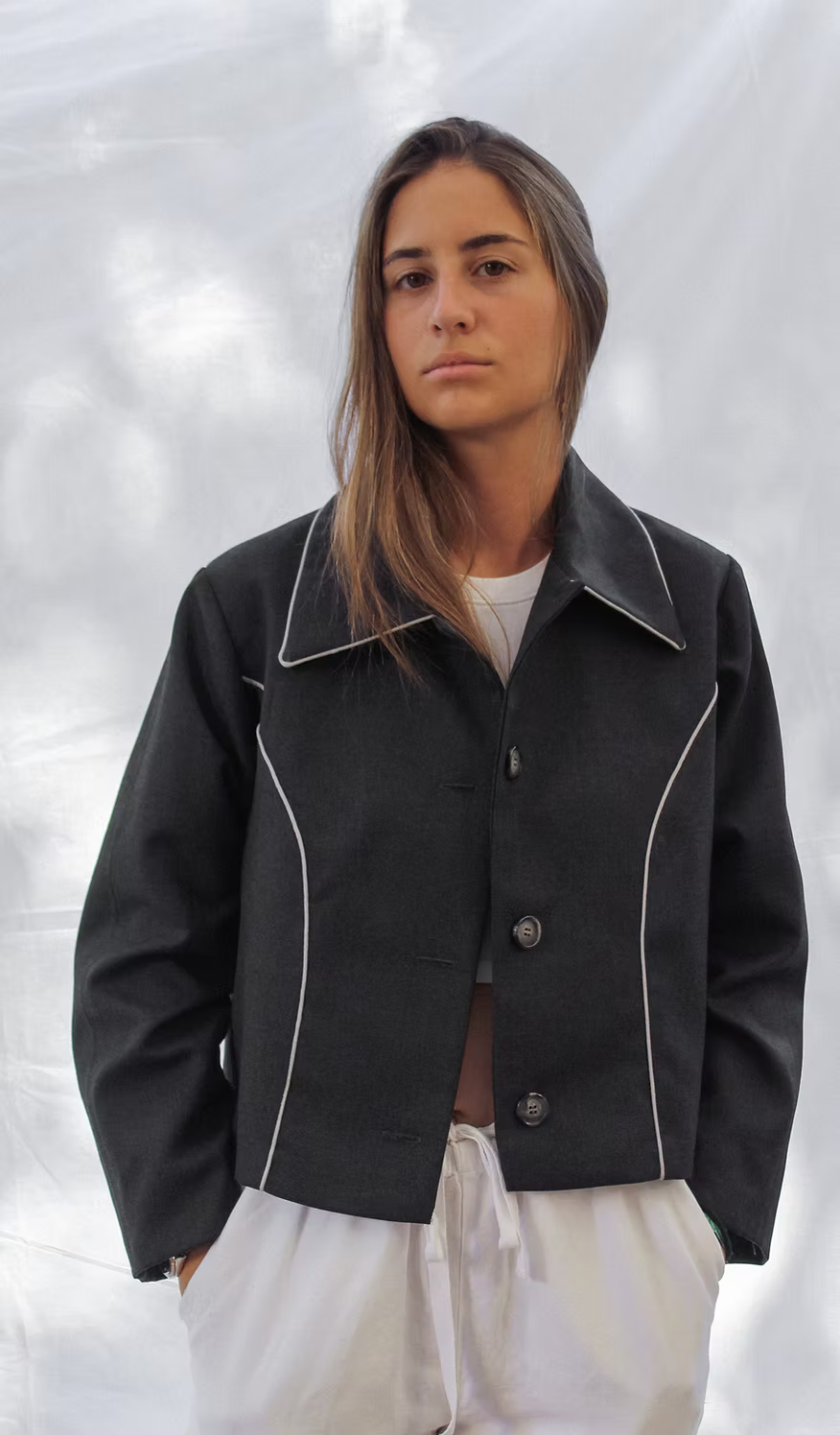 Chaqueta recta gris con bies en contraste