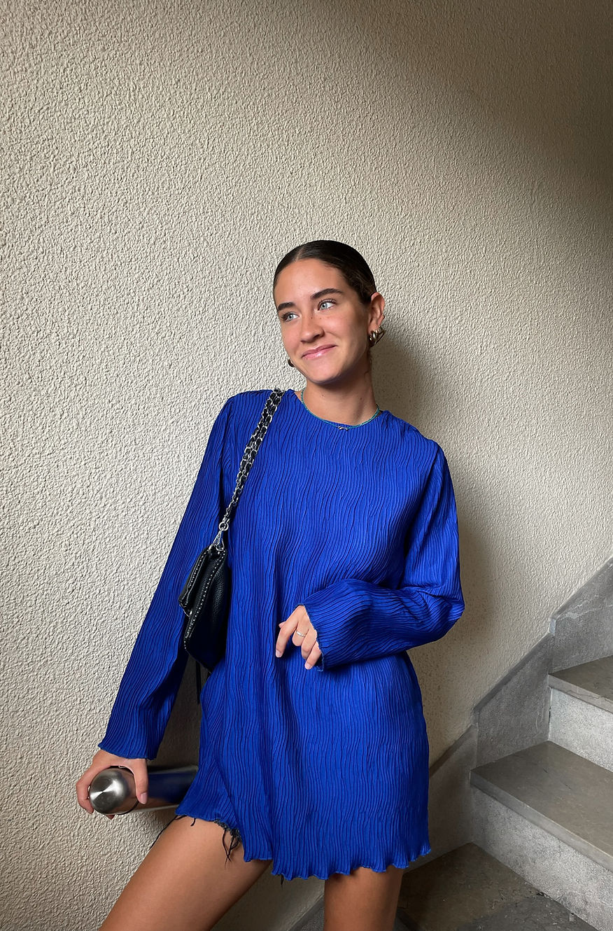 Vestido corto recto de tejido plisado azul y manga larga recta