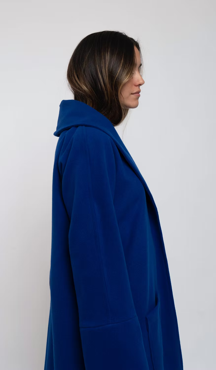 Abrigo largo oversize azul eléctrico con manga japonesa y cinturón