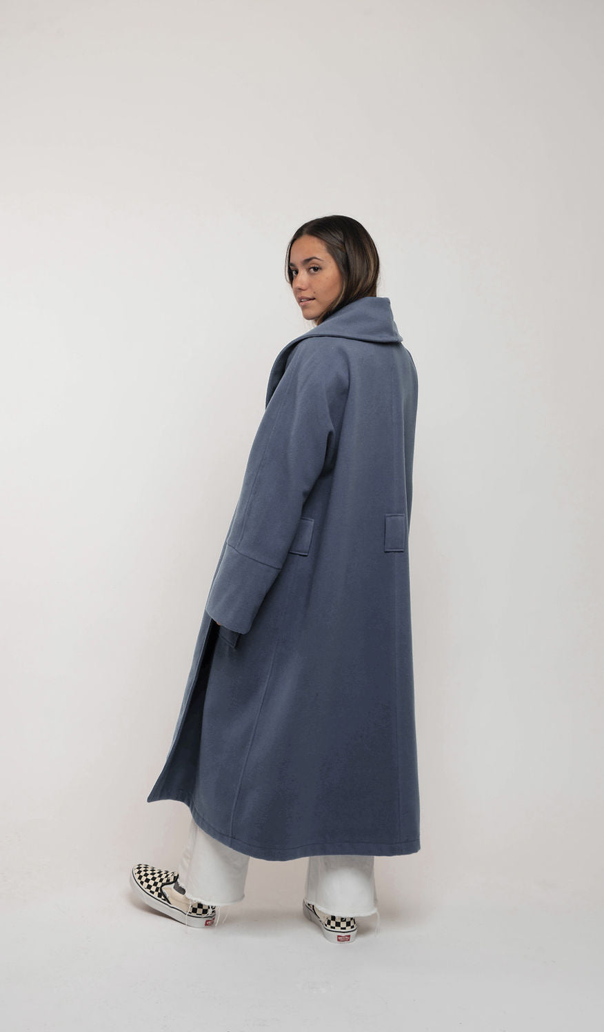 Abrigo largo oversize azul con manga japonesa y cinturón