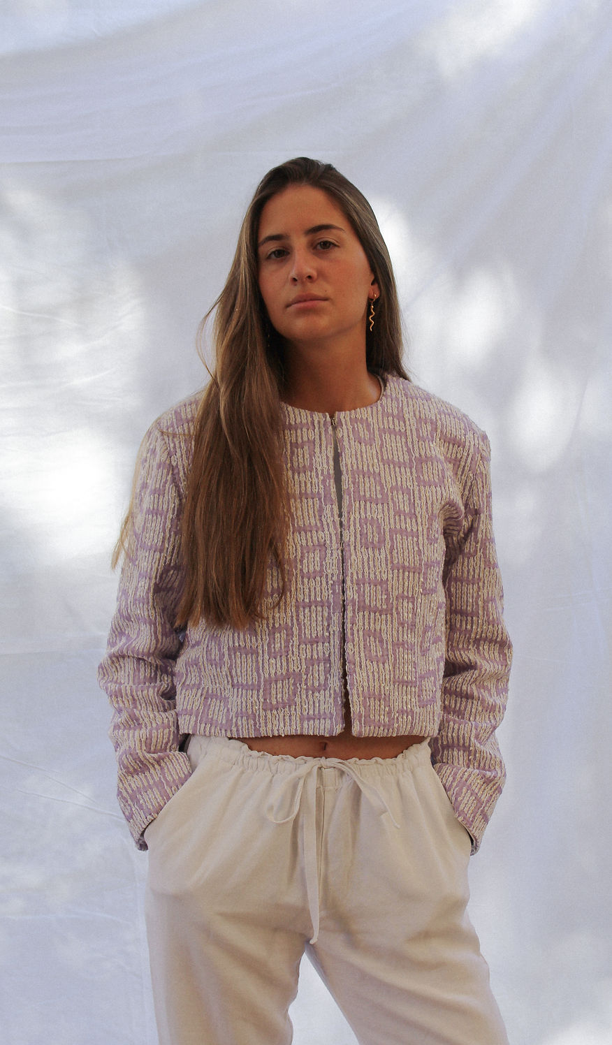 Chaqueta recta lila con tejido texturizado y manga larga recta