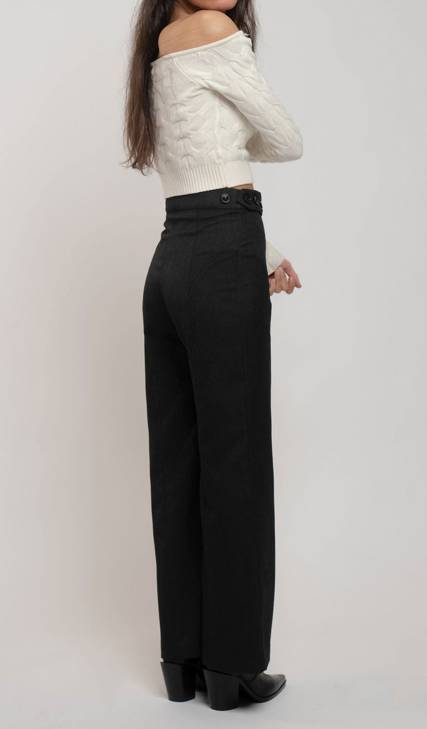 Pantalón gris sastre con cortes y cinturilla asimétrica superuesta