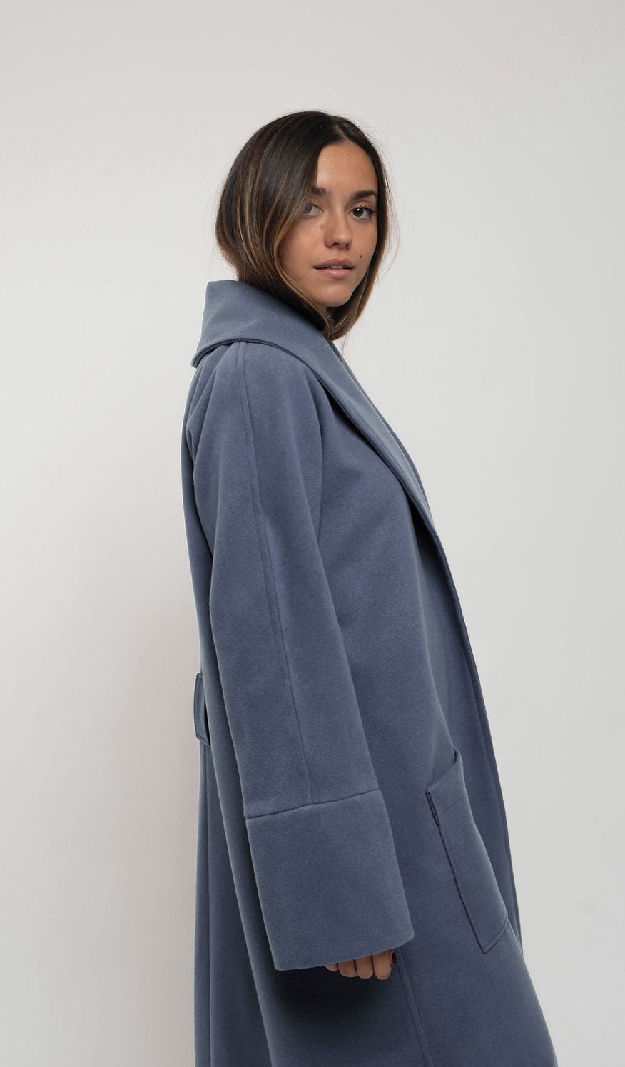 Abrigo largo oversize azul con manga japonesa y cinturón