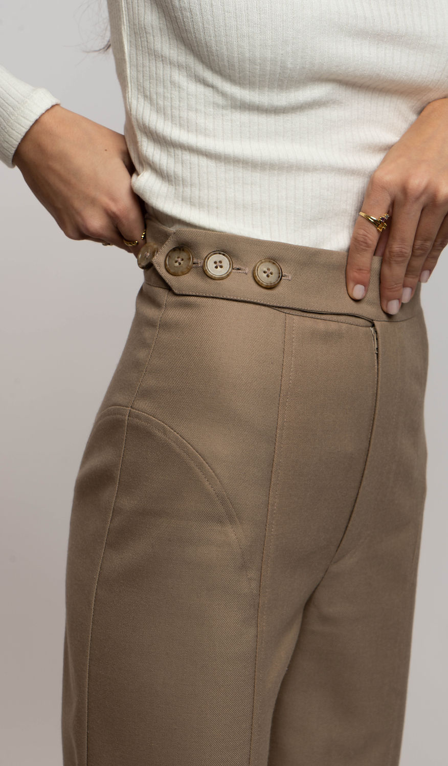 Pantalón beige sastre con cortes y cinturilla asimétrica superuesta