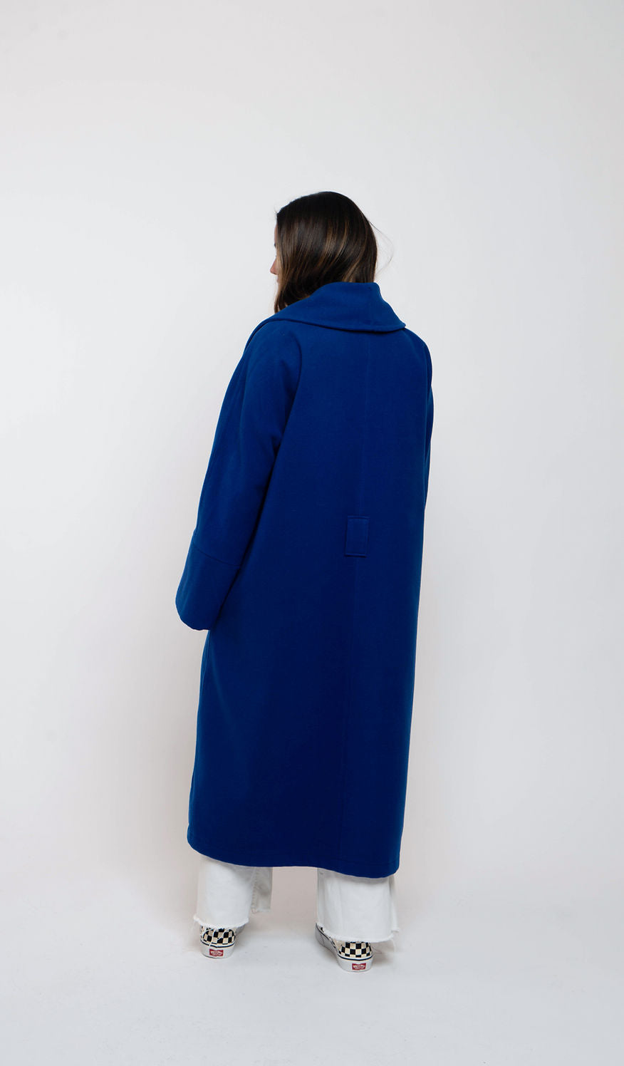 Abrigo largo oversize azul eléctrico con manga japonesa y cinturón