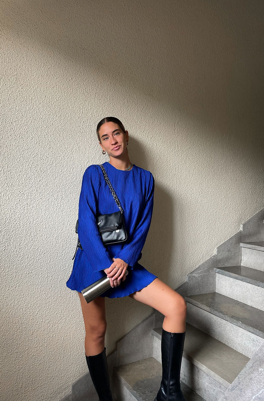 Vestido corto recto de tejido plisado azul y manga larga recta