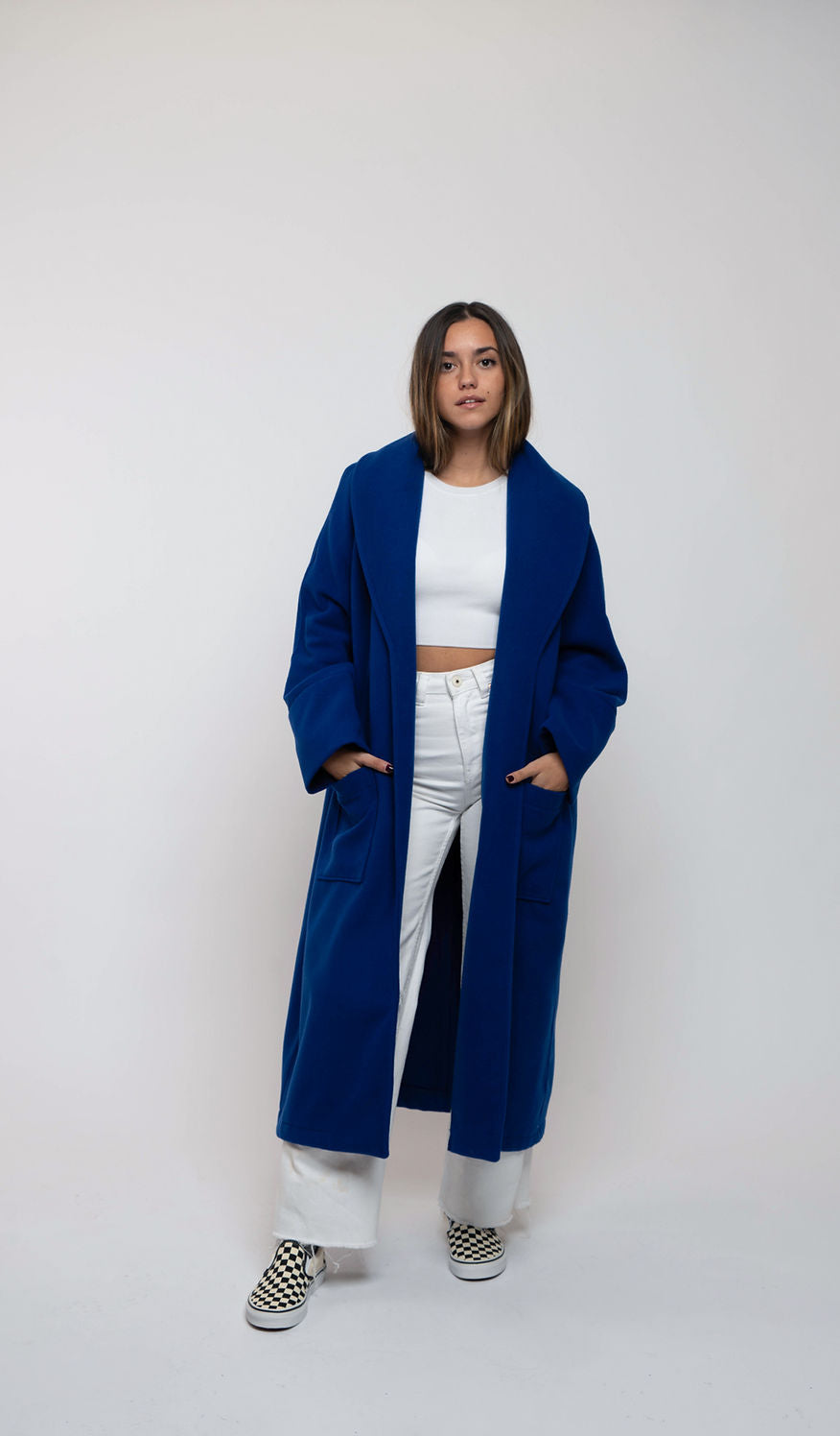 Abrigo largo oversize azul eléctrico con manga japonesa y cinturón