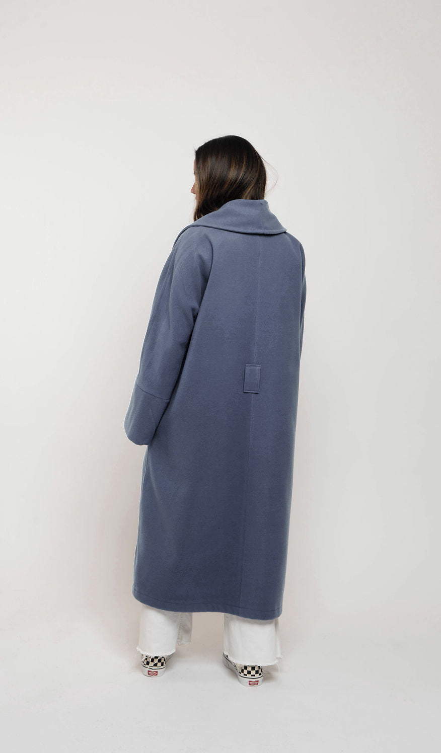 Abrigo largo oversize azul con manga japonesa y cinturón