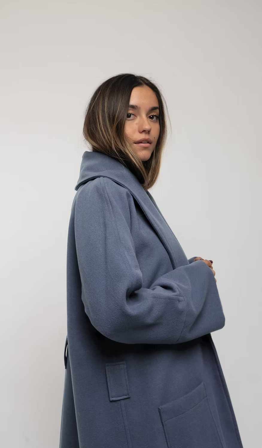 Abrigo largo oversize azul con manga japonesa y cinturón