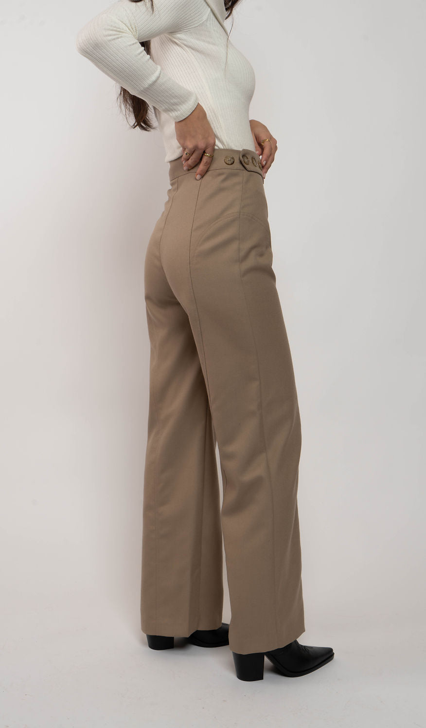Pantalón beige sastre con cortes y cinturilla asimétrica superuesta