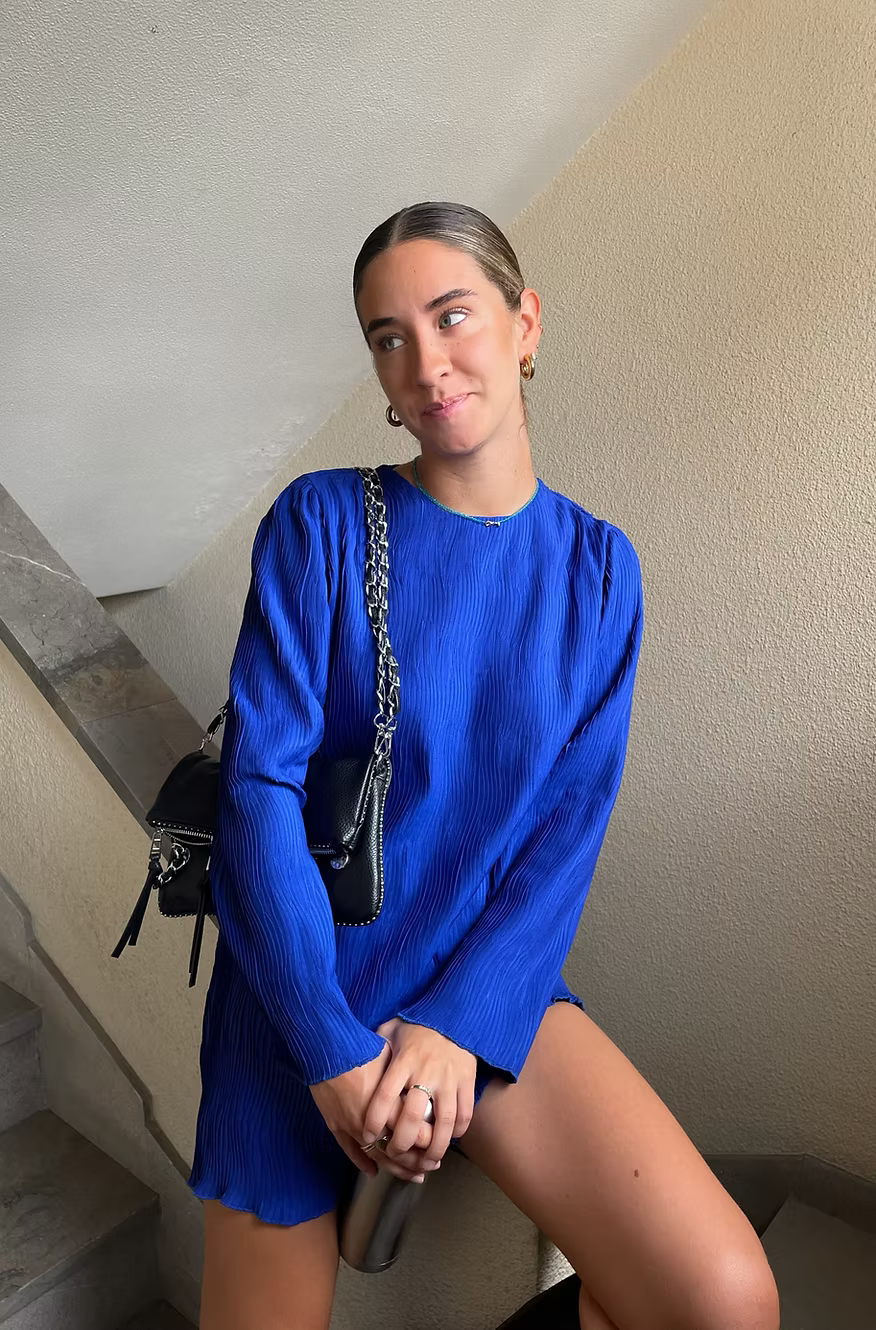 Vestido corto recto de tejido plisado azul y manga larga recta