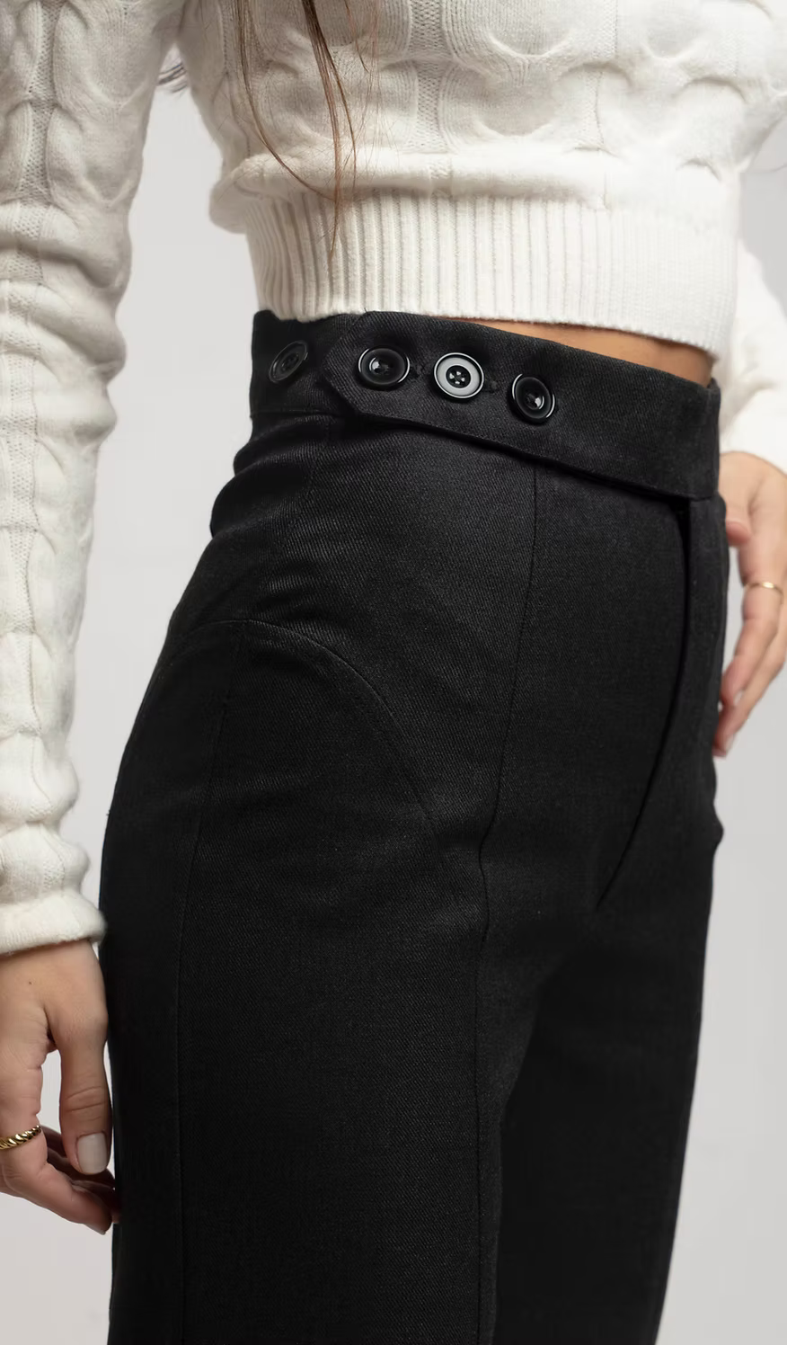 Pantalón gris sastre con cortes y cinturilla asimétrica superuesta