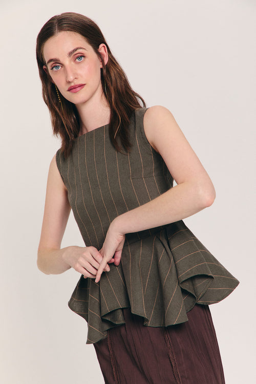 Blusa verde sin mangas de raya diplomática con peplum asimétrico en cintura