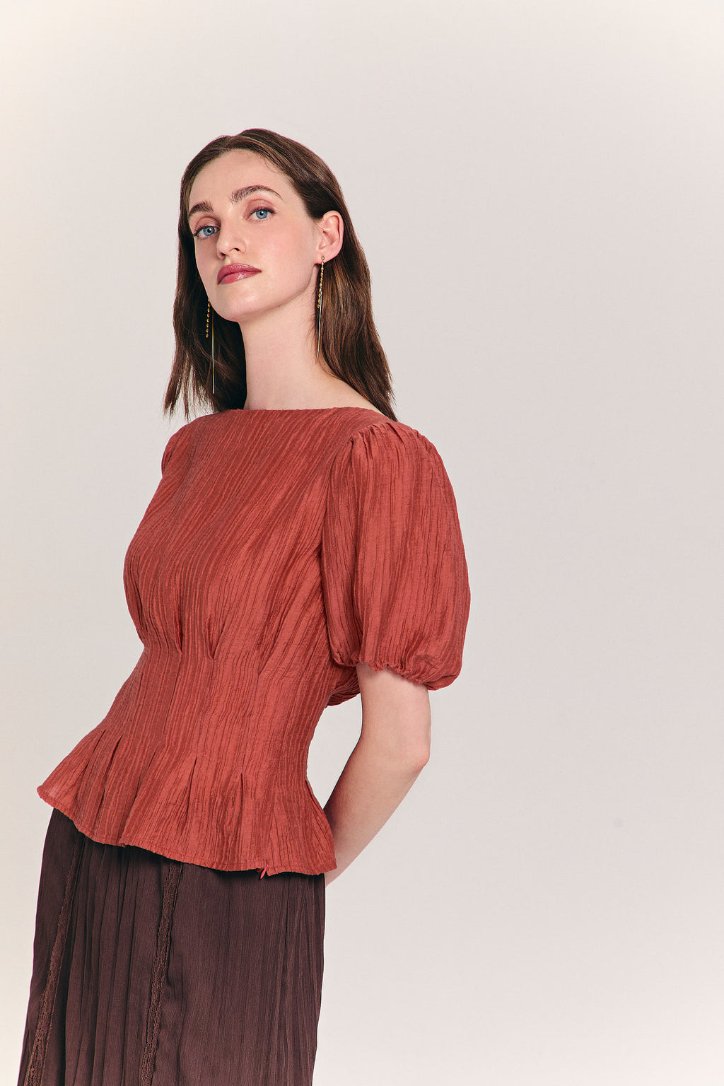 Blusa plisada teja con mangas abullonadas globo y cintura entallada