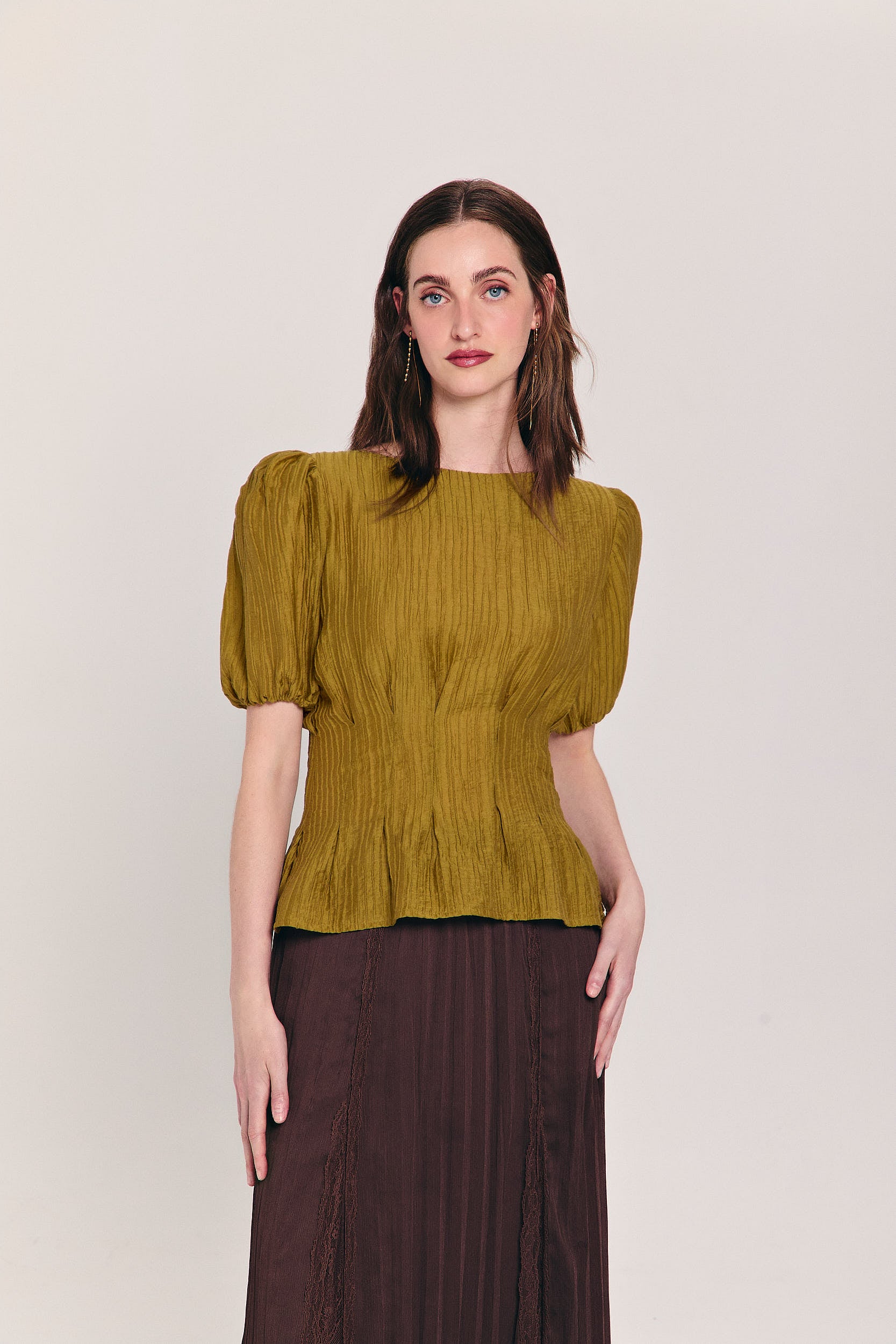 Blusa plisada ocre con mangas abullonadas globo y cintura entallada