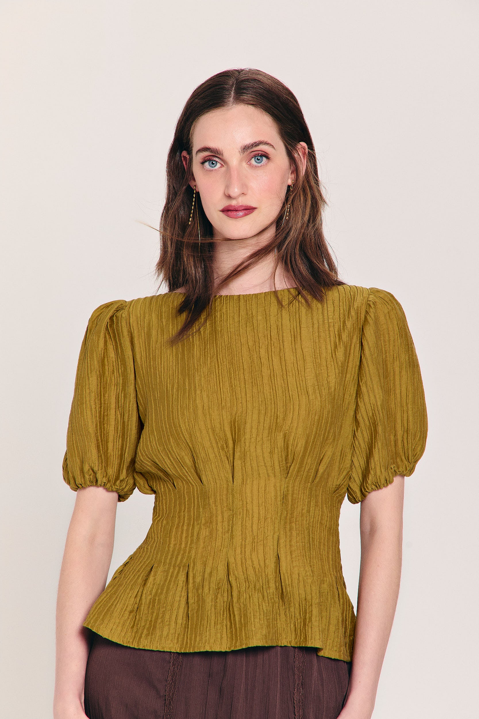 Blusa plisada ocre con mangas abullonadas globo y cintura entallada