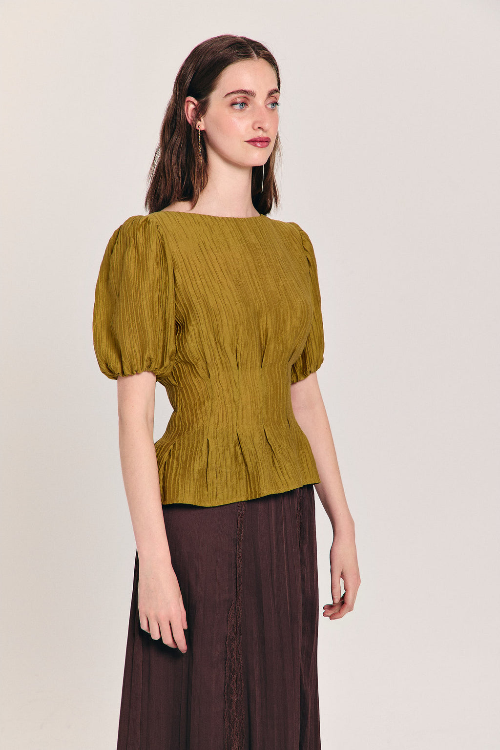 Blusa plisada ocre con mangas abullonadas globo y cintura entallada