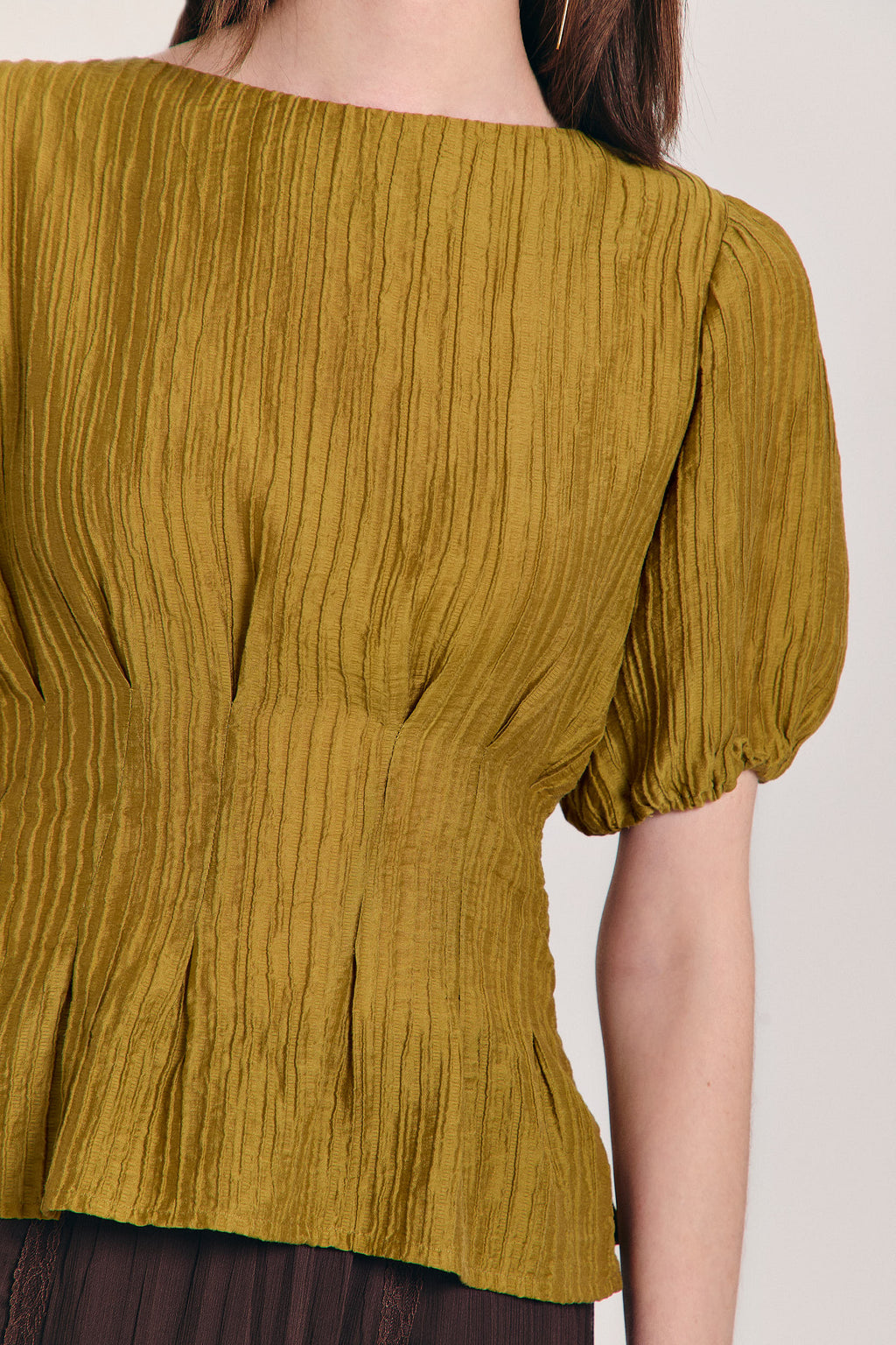 Blusa plisada ocre con mangas abullonadas globo y cintura entallada
