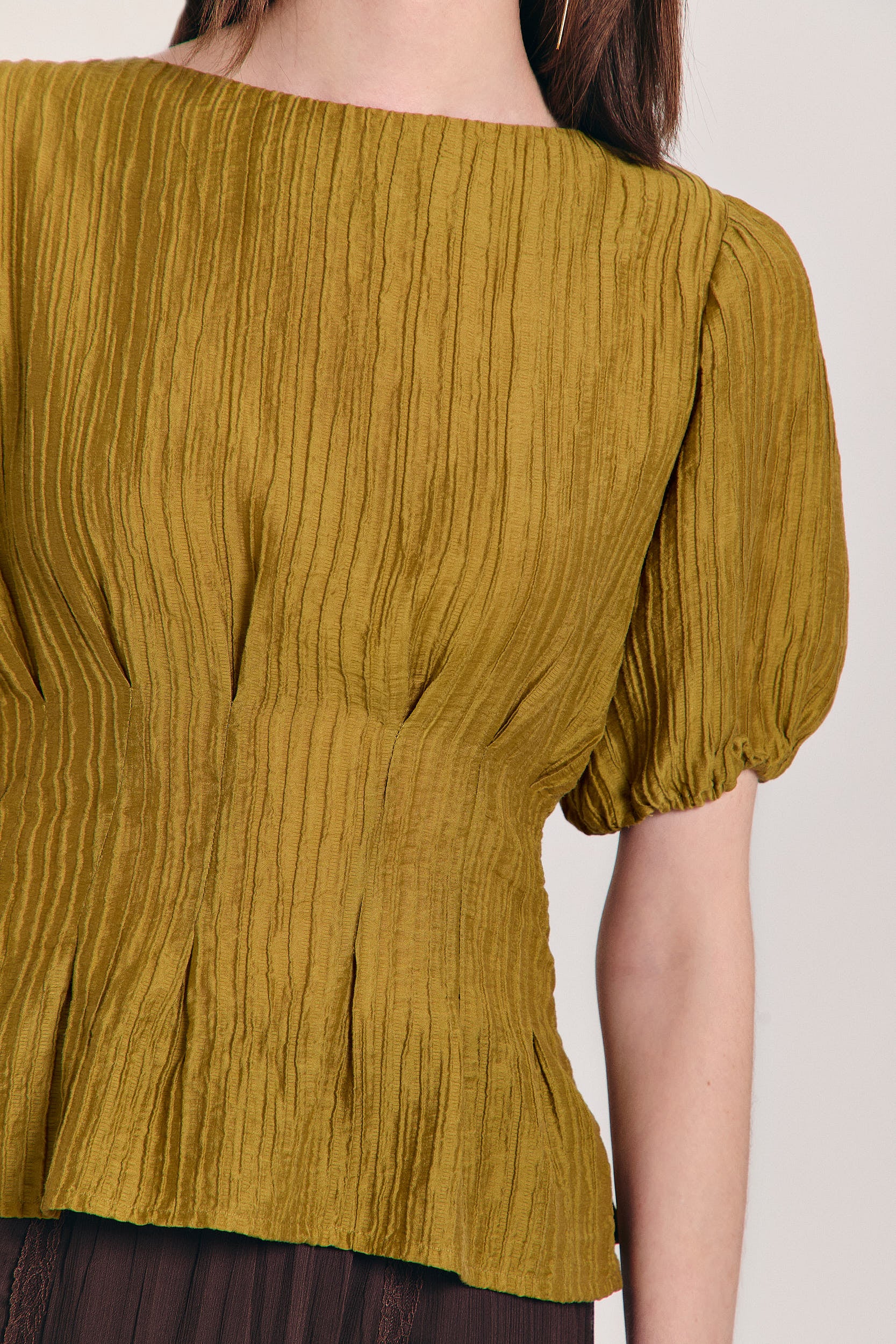 Blusa plisada ocre con mangas abullonadas globo y cintura entallada