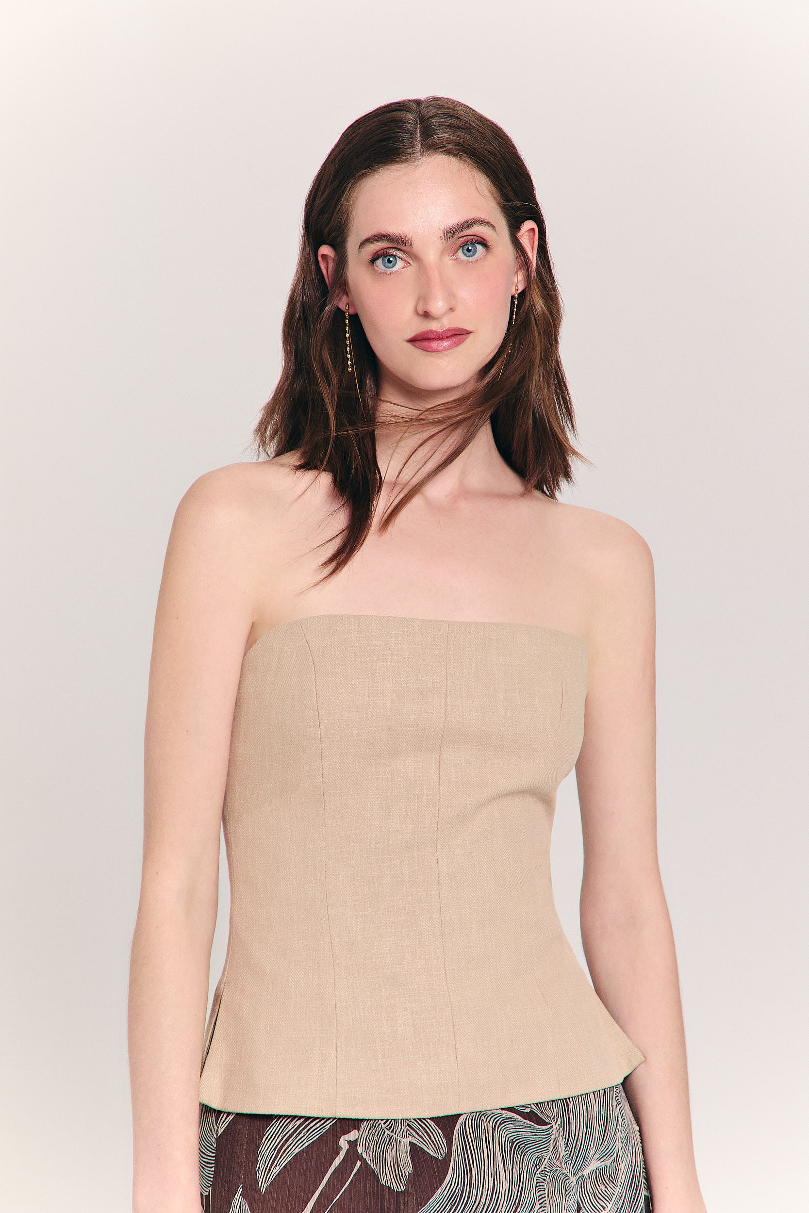 Top beige palabra de honor de ramio 