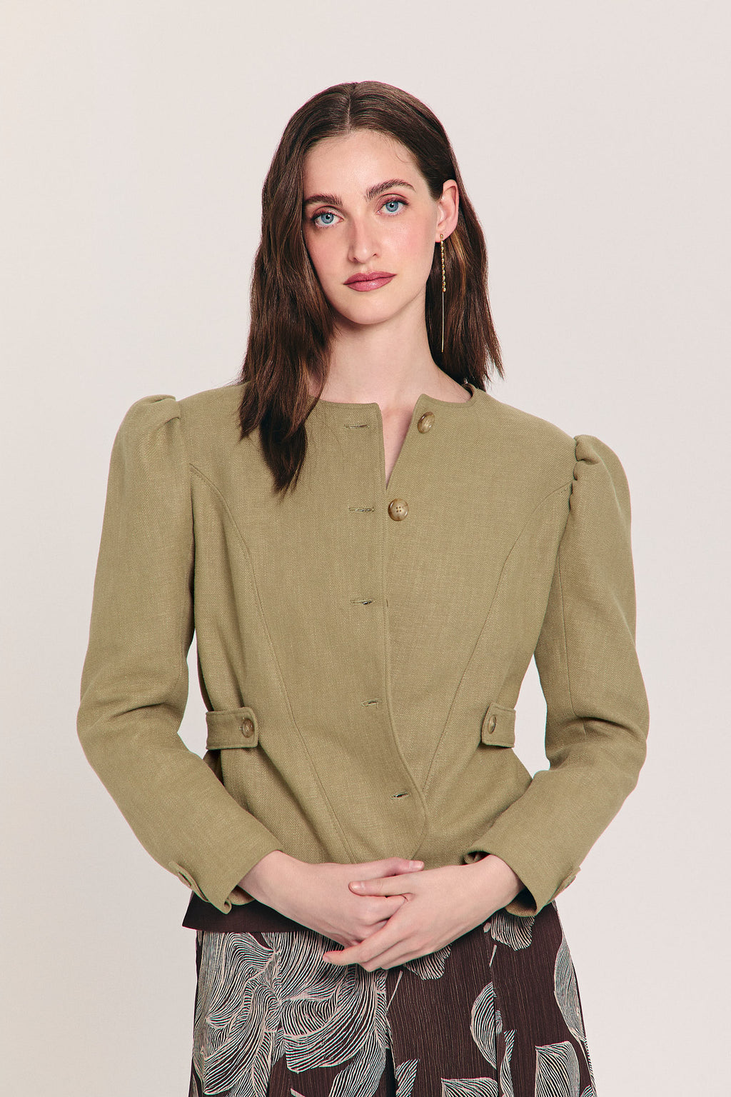 Chaqueta de ramio verde entallada con manga abullonada