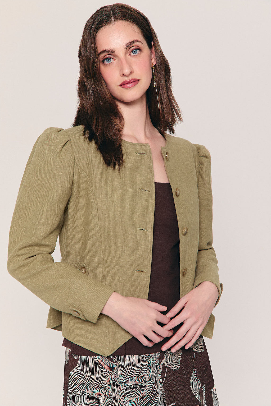 Chaqueta de ramio verde entallada con manga abullonada