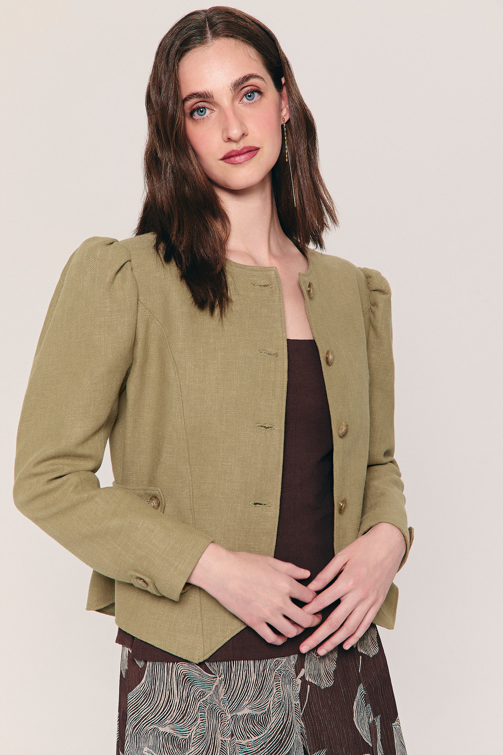 Chaqueta de ramio verde entallada con manga abullonada
