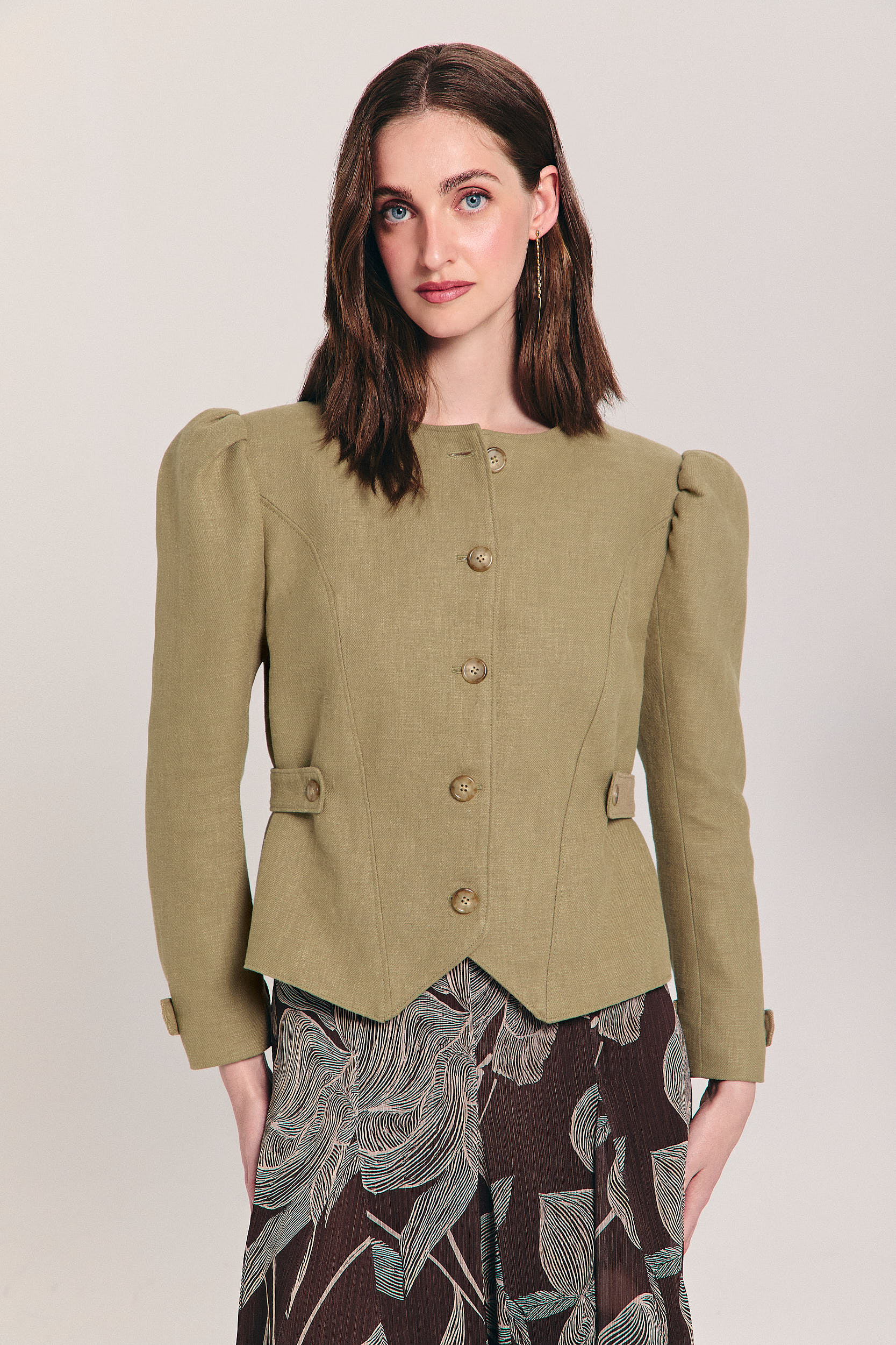 Chaqueta de ramio verde entallada con manga abullonada