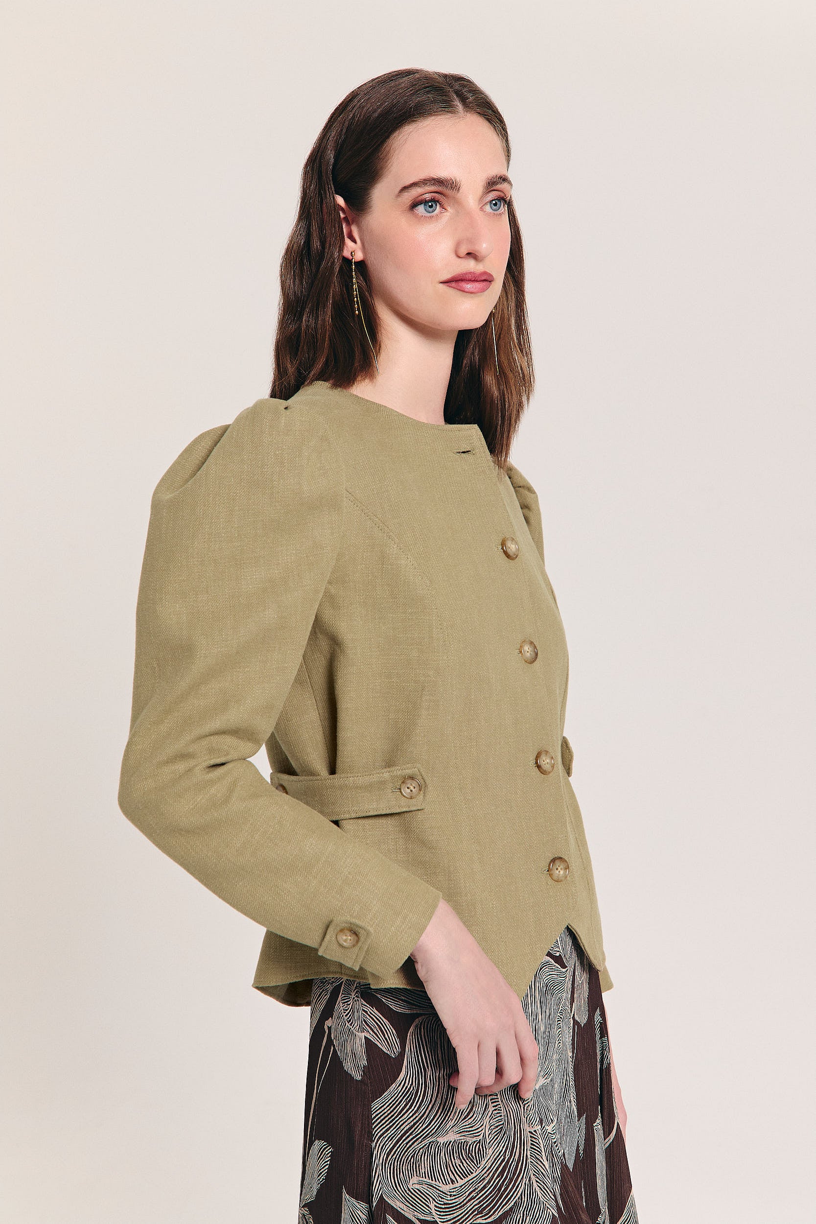 Chaqueta de ramio verde entallada con manga abullonada