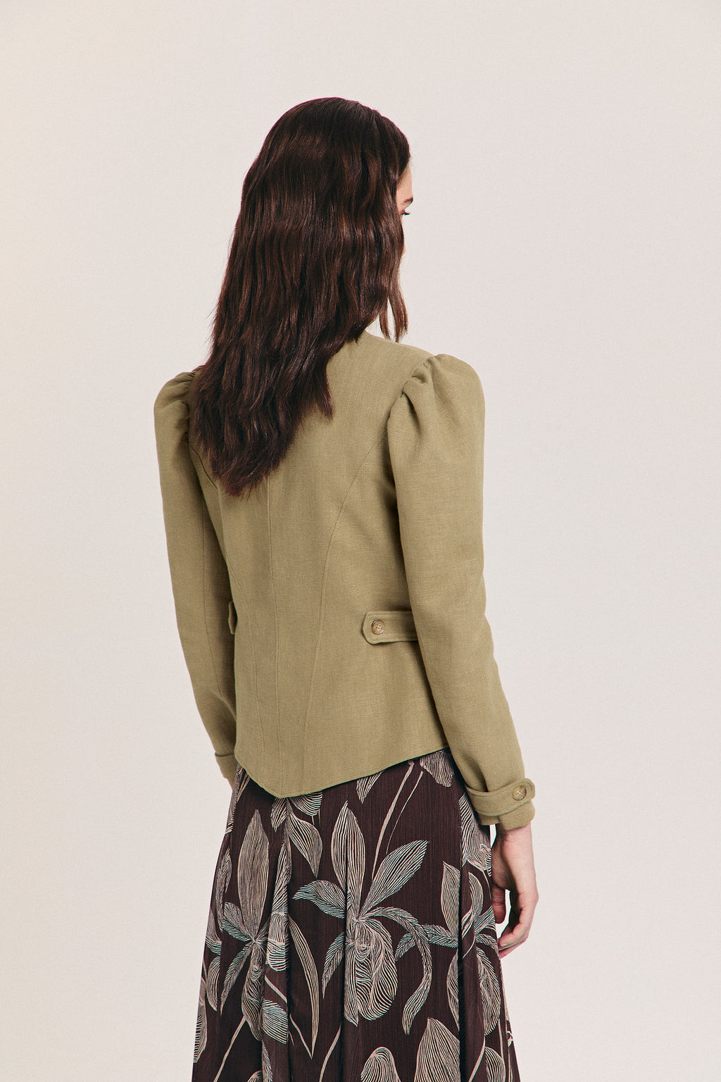 Chaqueta de ramio verde entallada con manga abullonada