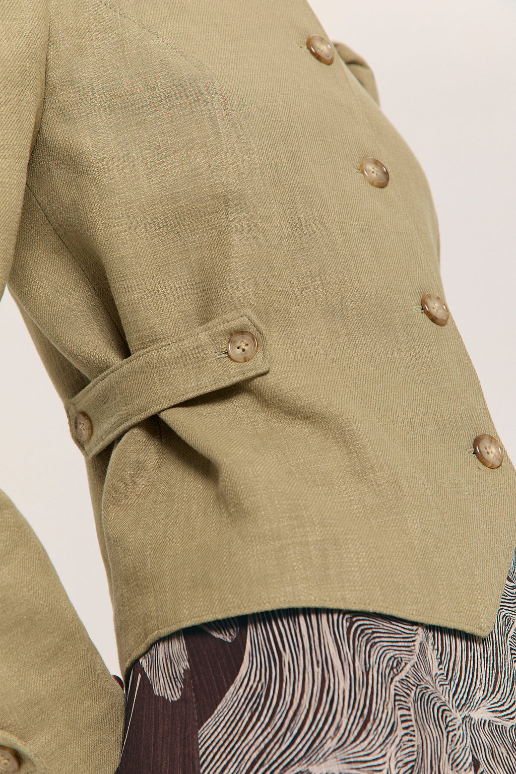 Chaqueta de ramio verde entallada con manga abullonada