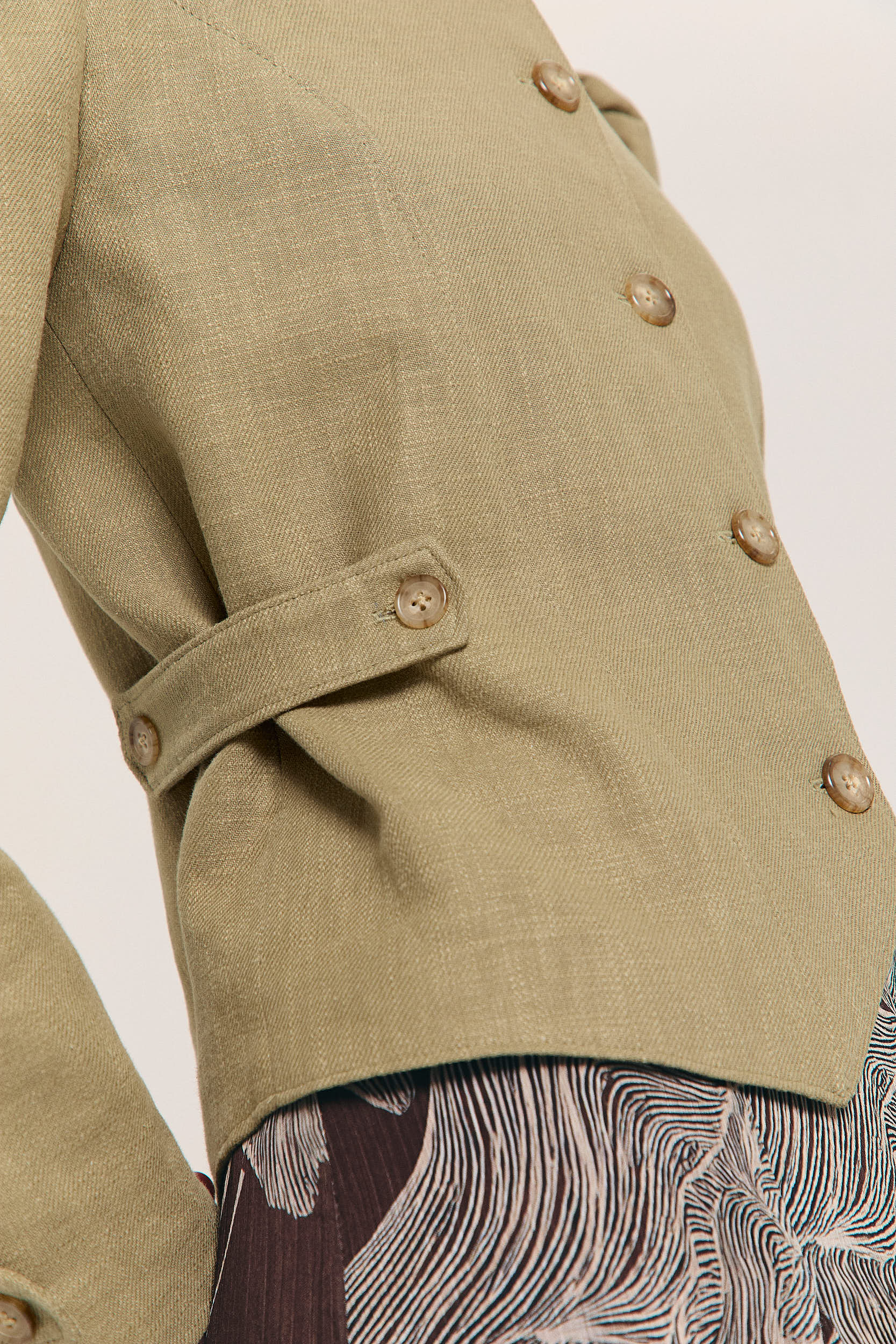 Chaqueta de ramio verde entallada con manga abullonada