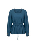 Blusa azul de escote cuadrado con mangas abullonadas, puños abotonados y cintura entallada con lazada
