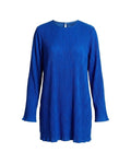 Vestido corto recto de tejido plisado azul y manga larga recta