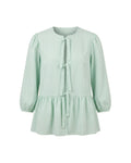 Blusa verde de rayas con peplum, mangas abullonadas y lazadas.