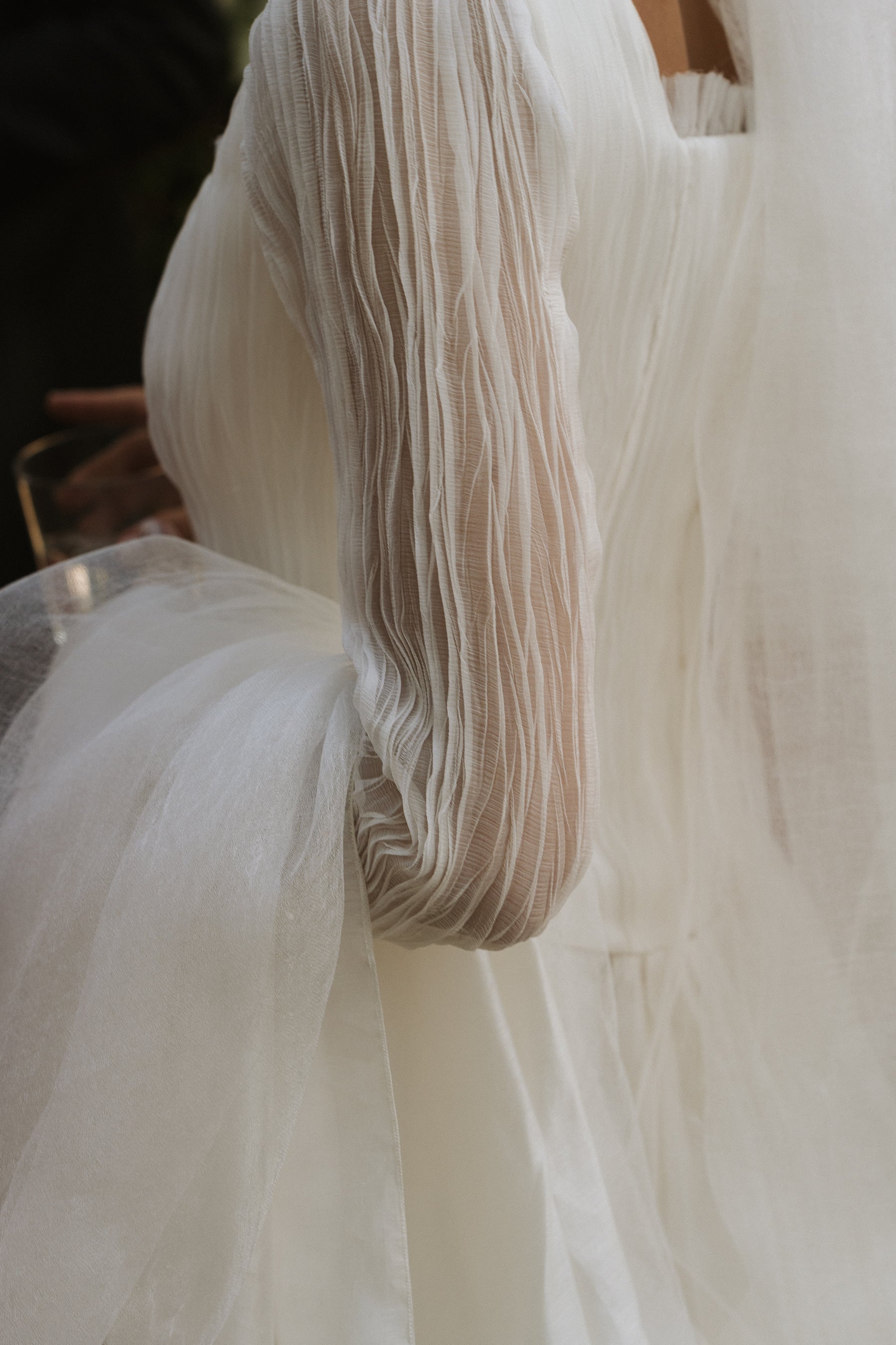 Vestido de novia de capas fluido con textura y plisados