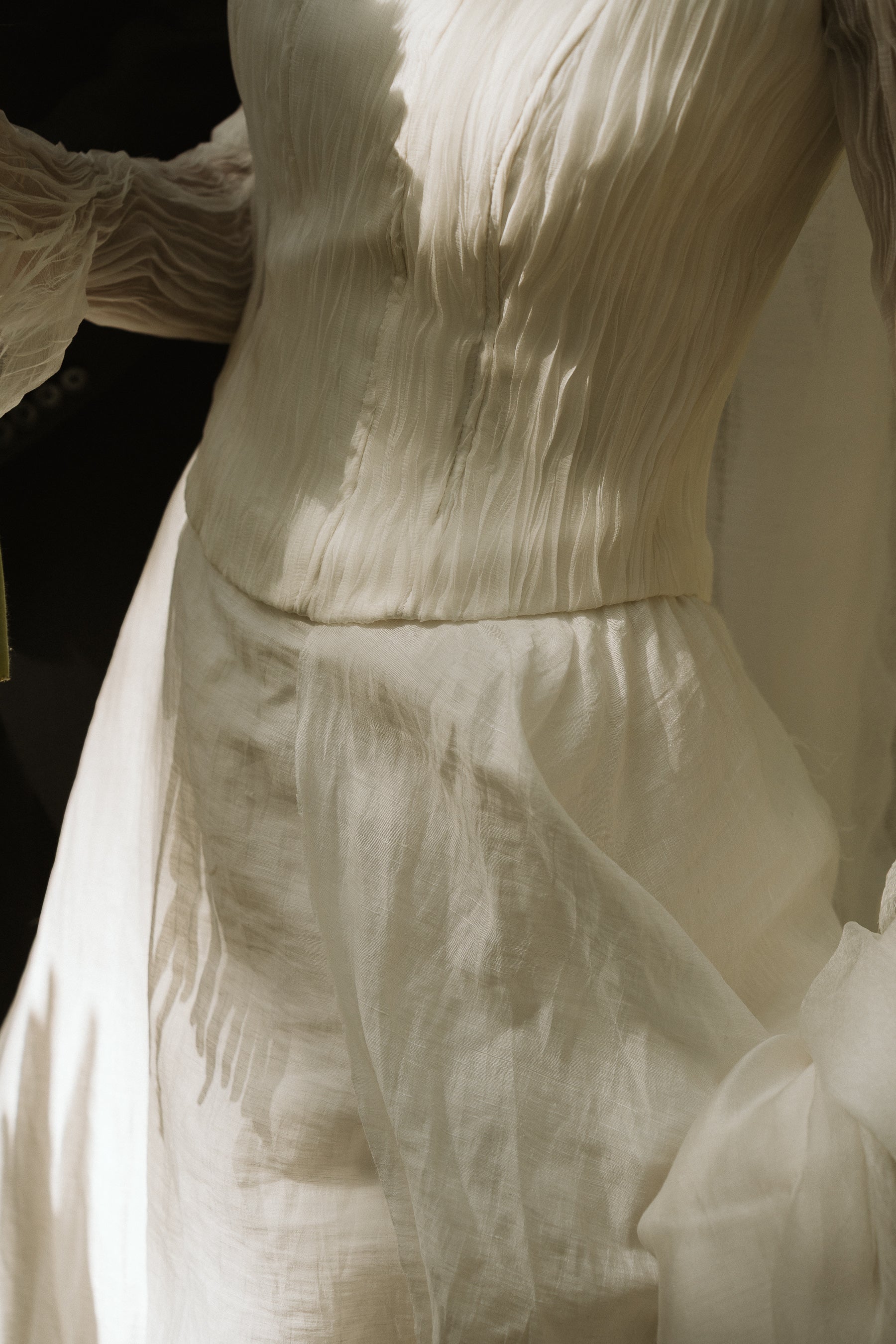 Vestido de novia de capas fluido con textura y plisados