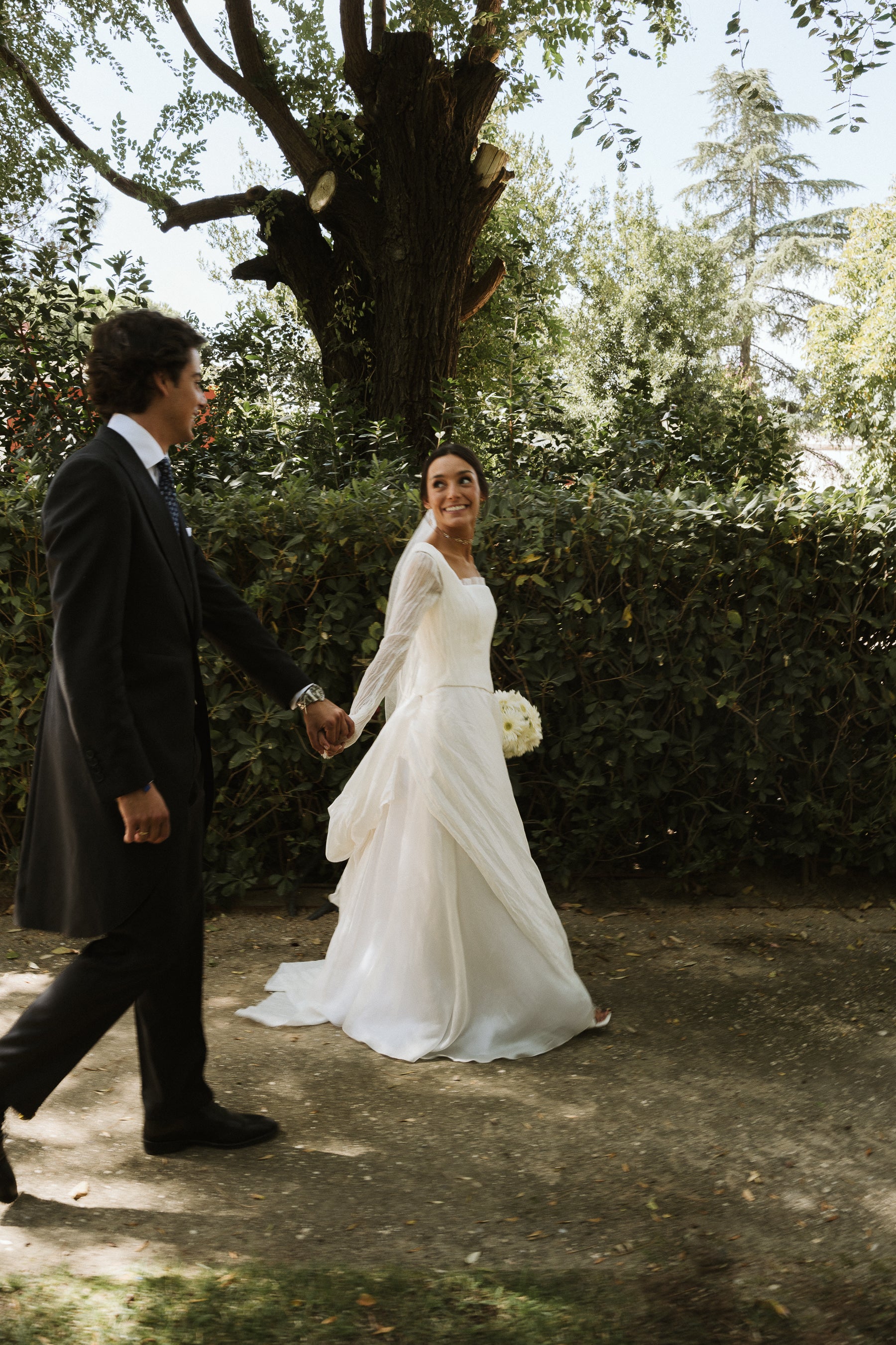 Vestido de novia de capas fluido con textura y plisados
