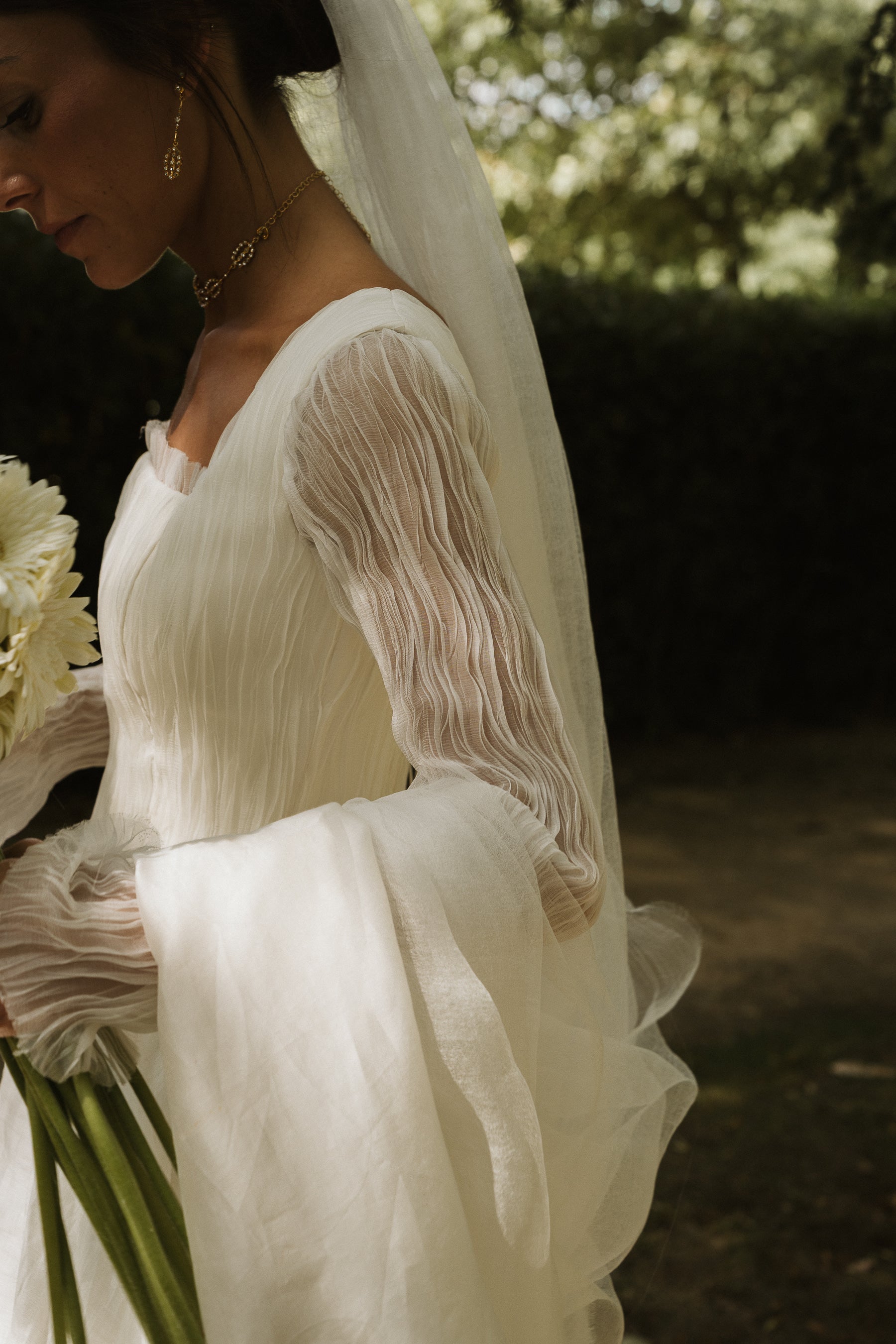 Vestido de novia de capas fluido con textura y plisados