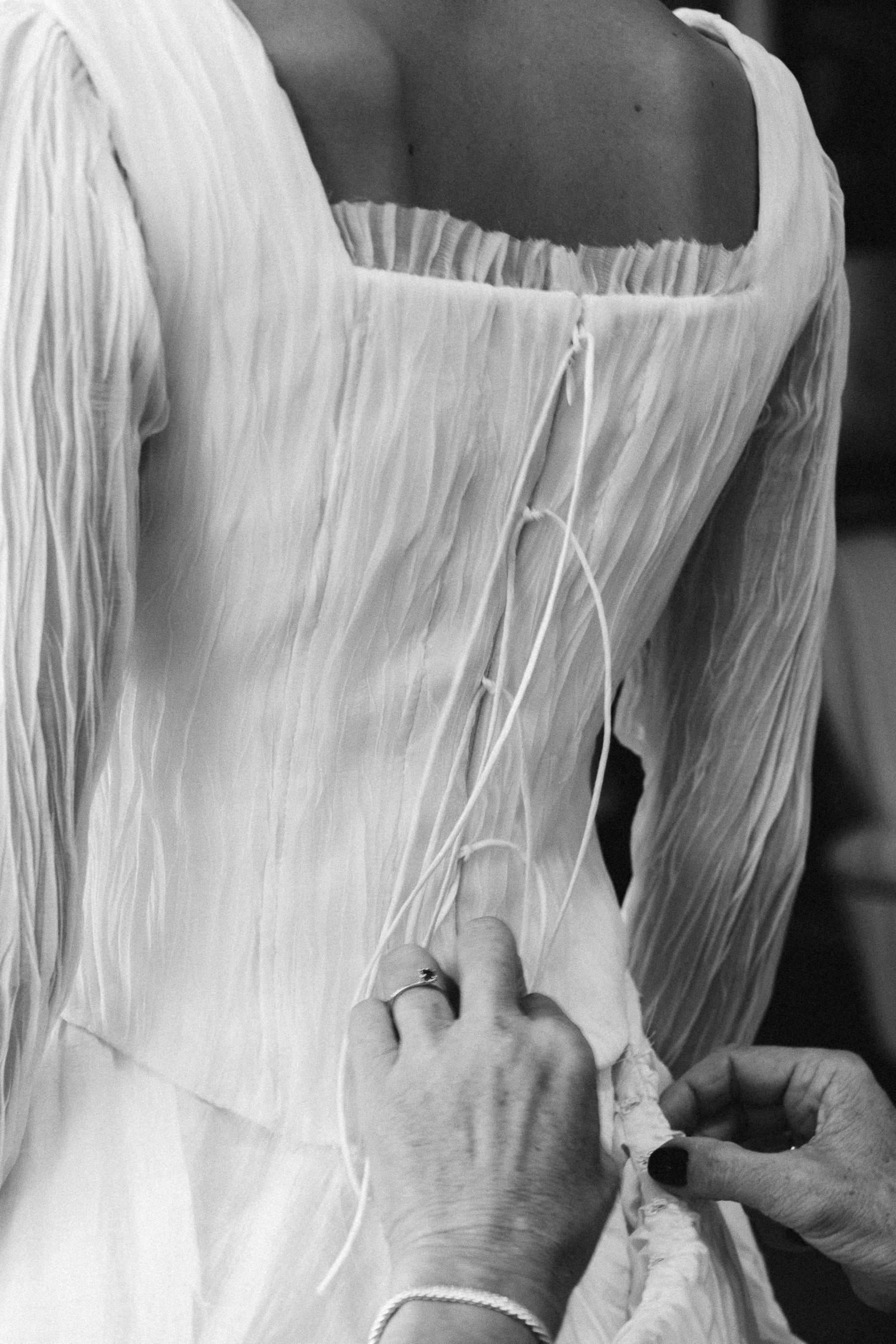 Vestido de novia de capas fluido con textura y plisados
