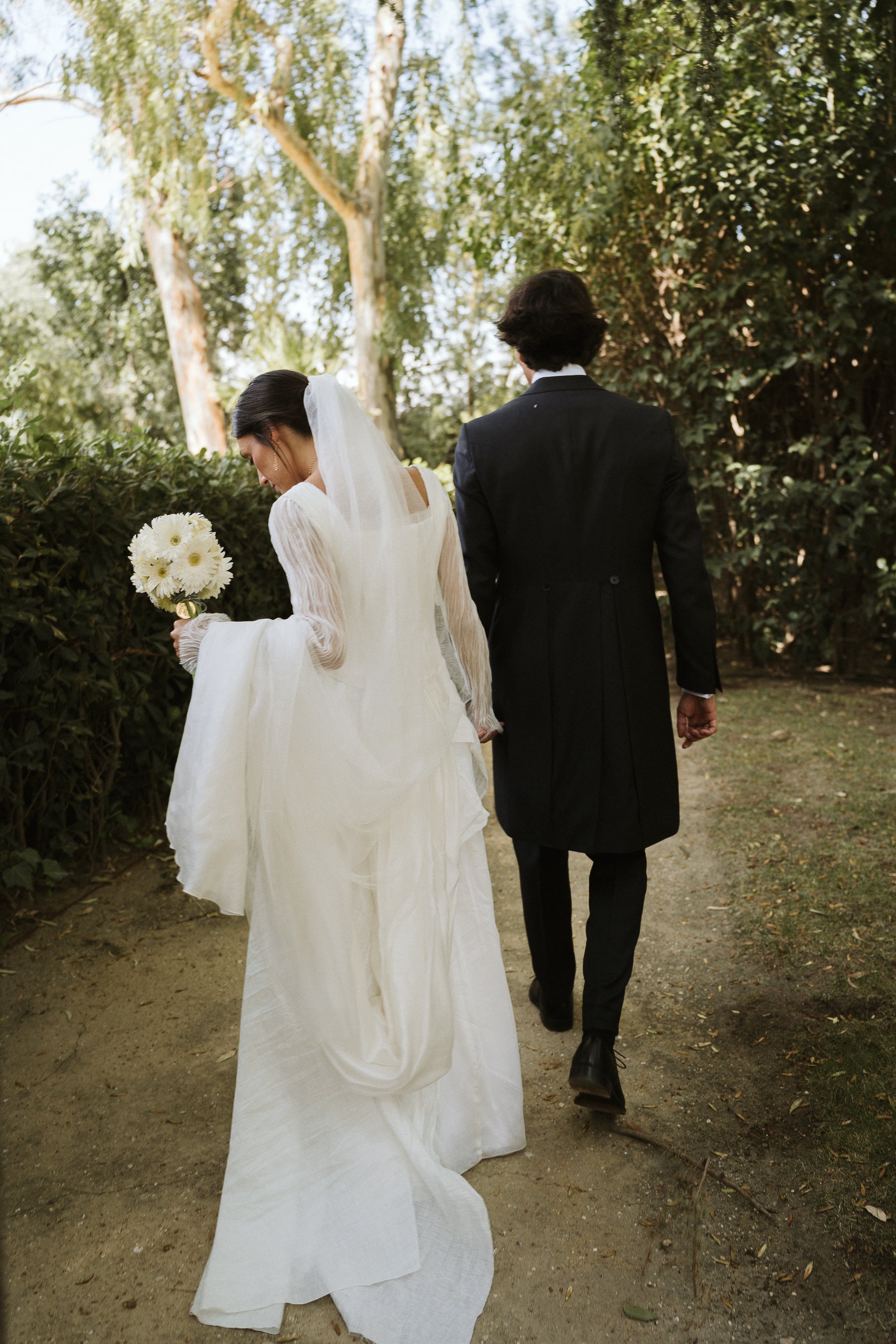 Vestido de novia de capas fluido con textura y plisados