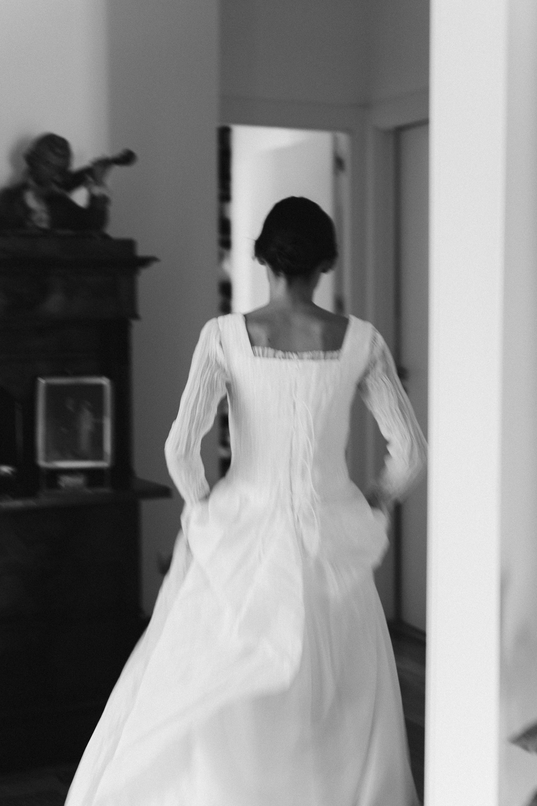 Vestido de novia de capas fluido con textura y plisados